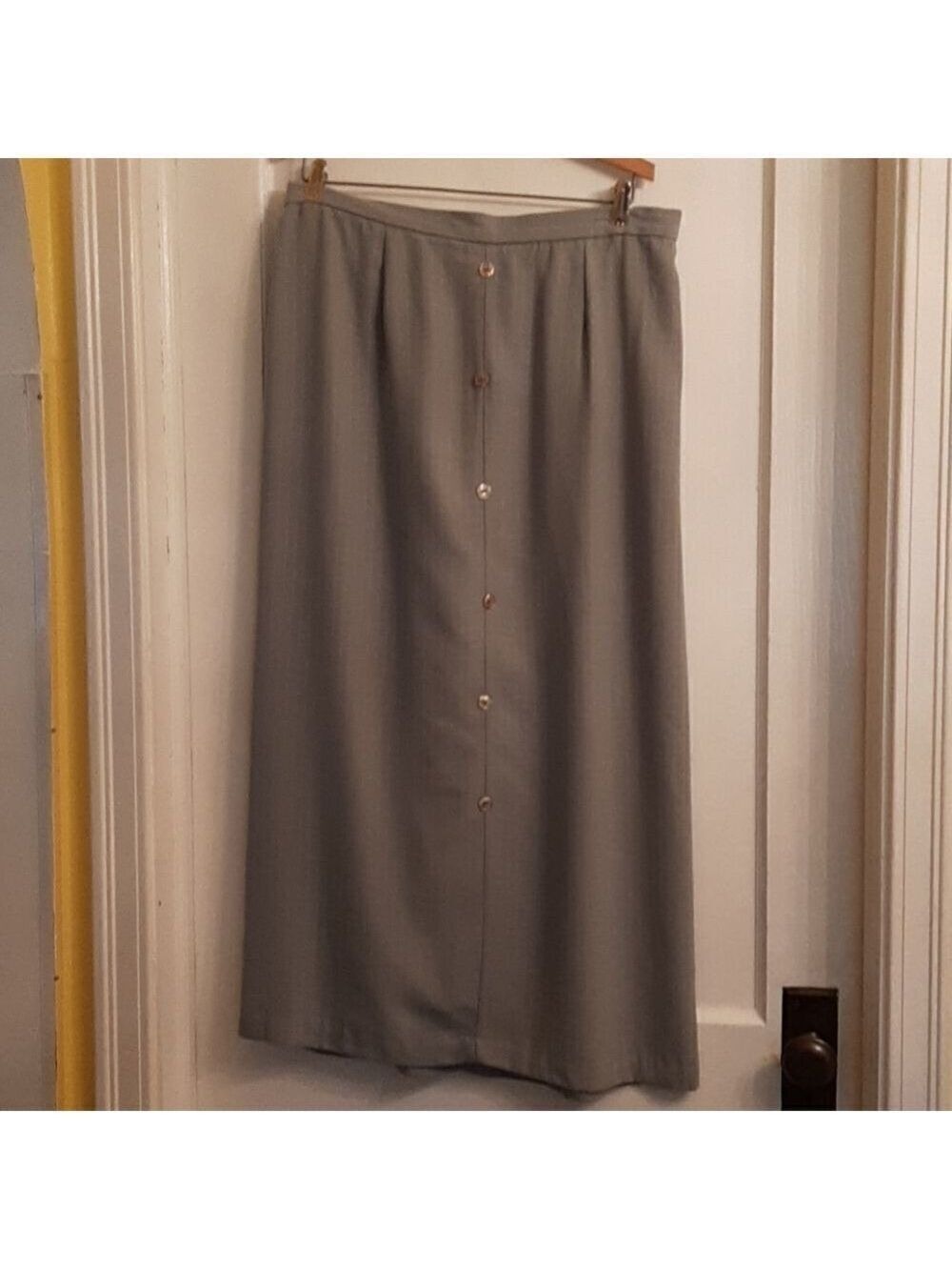 Fashion Bug long  green skirt Sz 18/20
